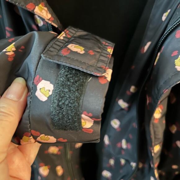 CAbi SZ M Black Floral Print Hooded Rainy Day Rain Jacket Coat Boho Feminine - Picture 4 of 13